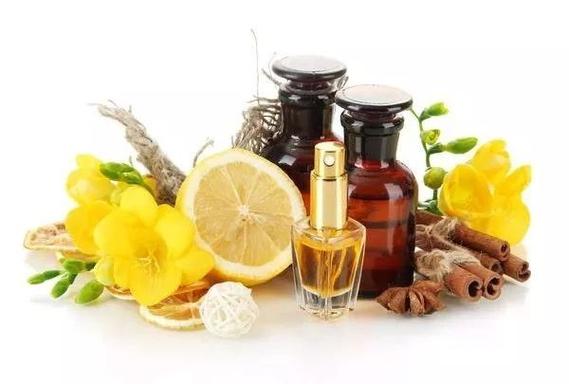 香精是香料的最终产品,是由多种天然香料和合成香料混合配制而成的一